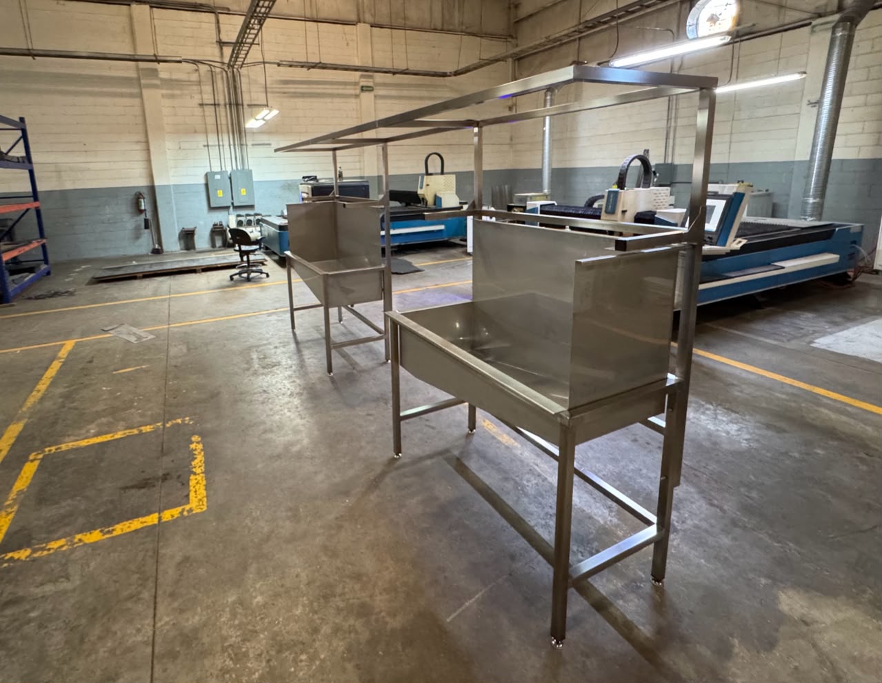 Doblez CNC de lámina de acero en planta FMH